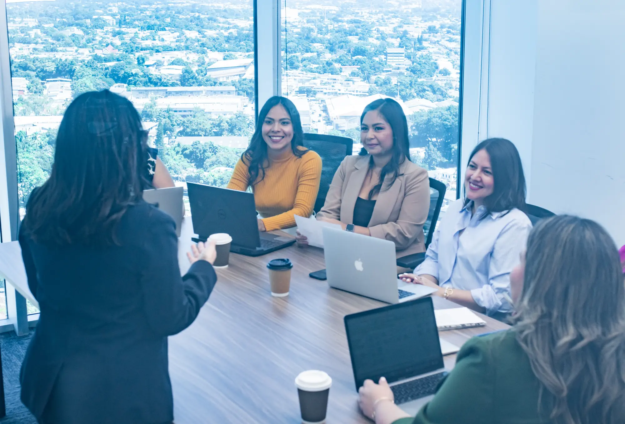 Profesional en un proceso de validación y evaluación ocupacional con Conexión Talento