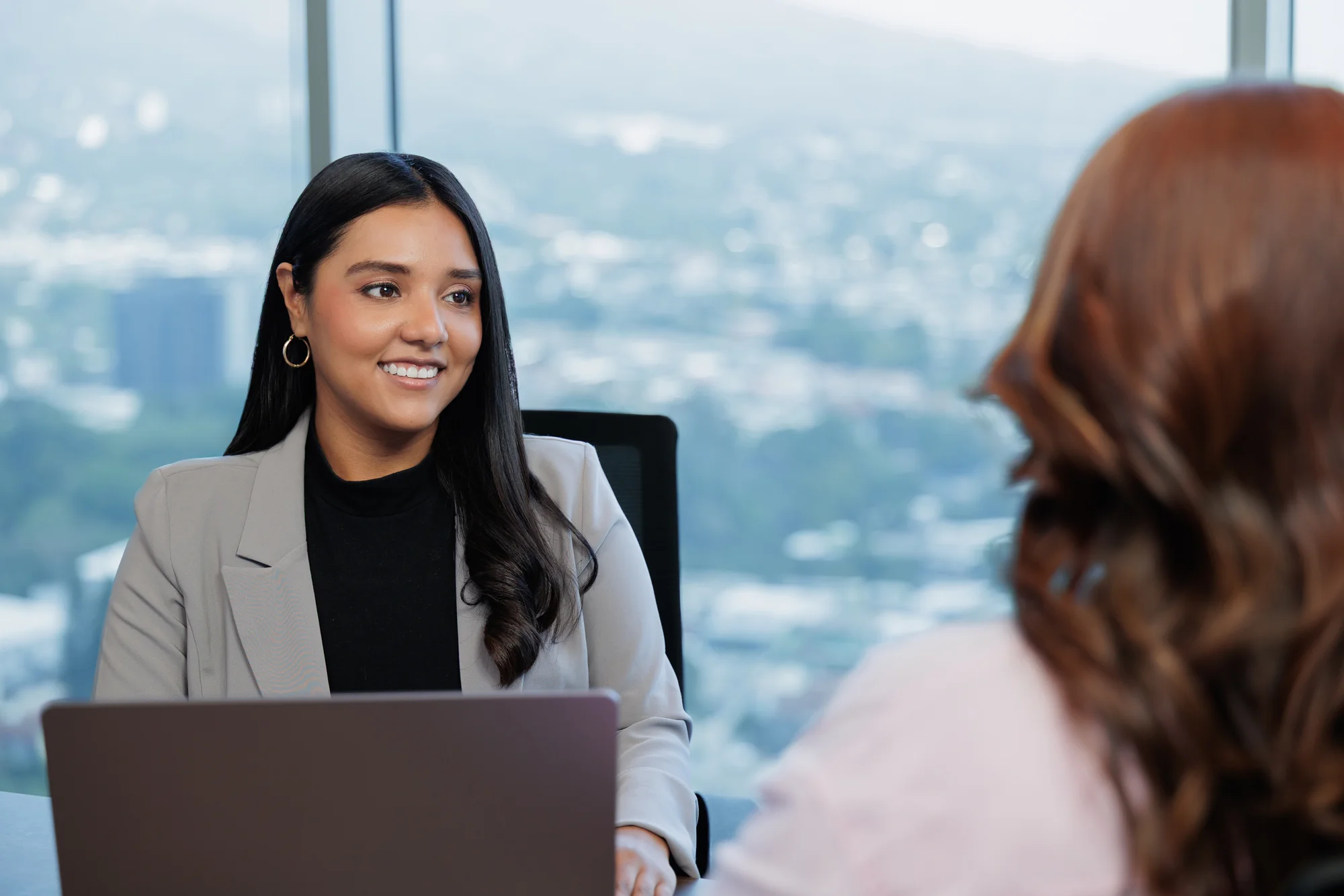 Entrevista de trabajo entre una candidata y el equipo de Conexión Talento