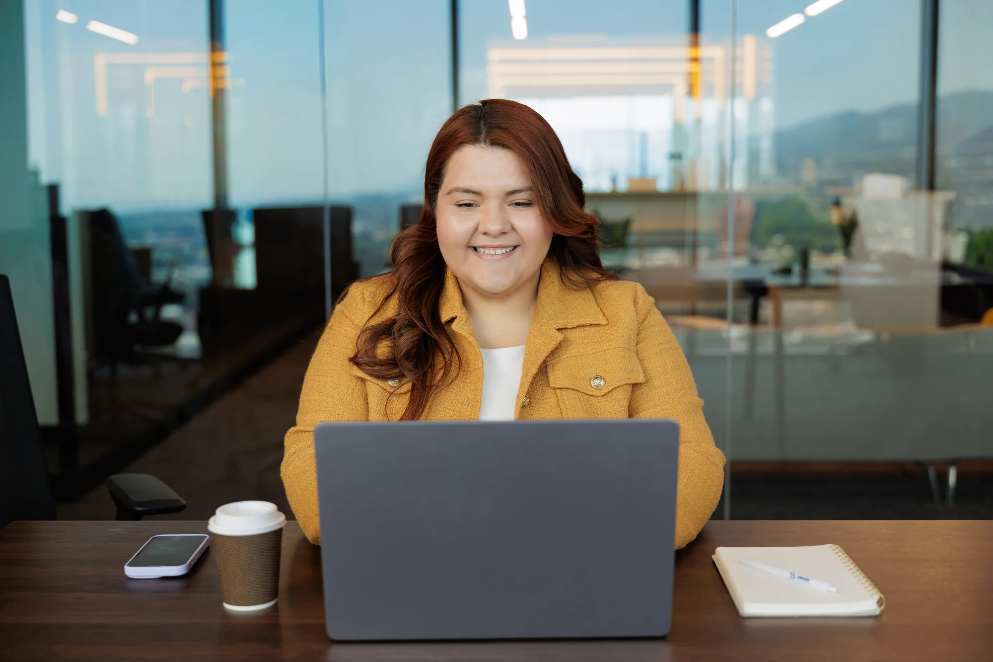 Profesional completando una evaluación psicométrica en su lugar de trabajo