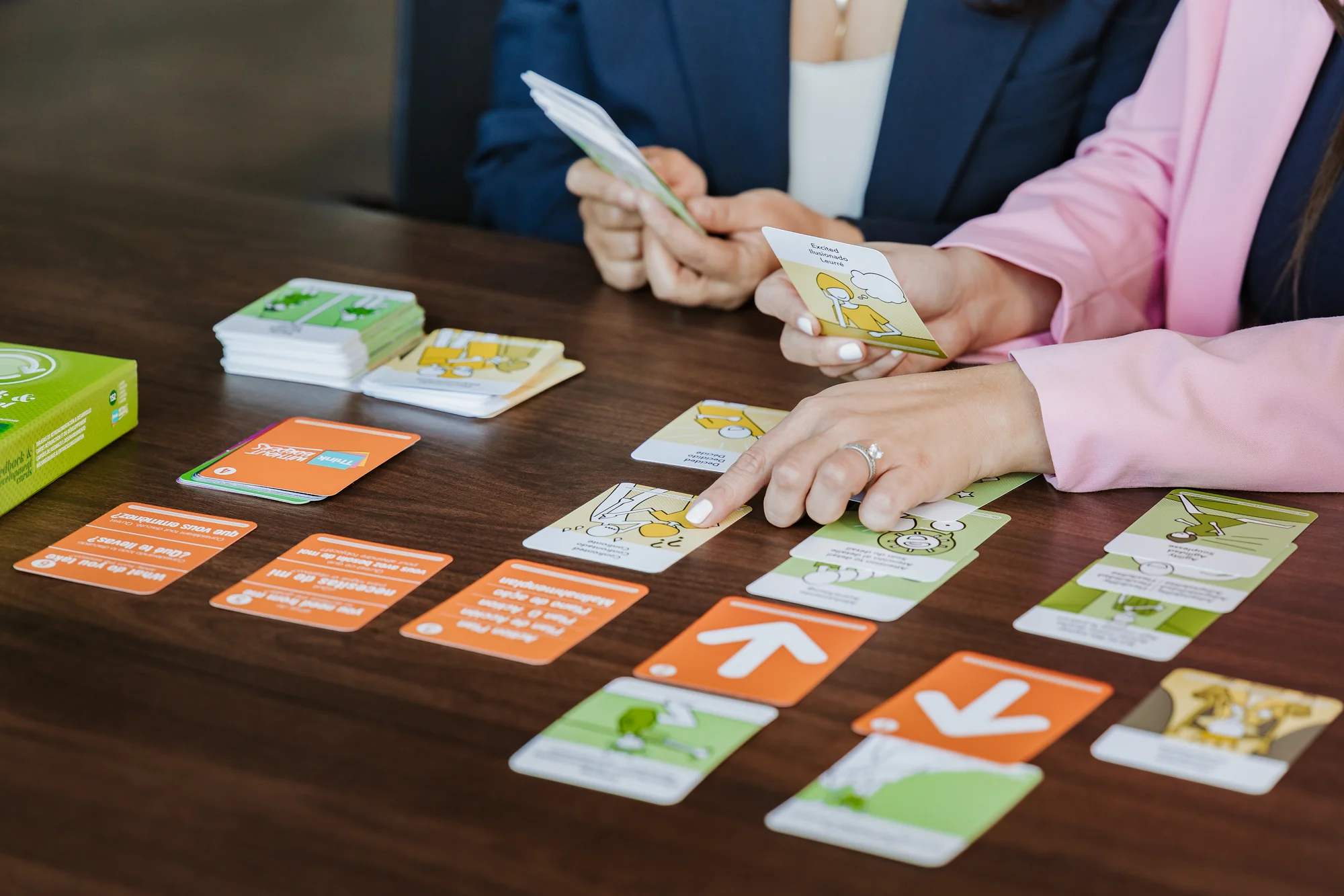Sesión de escucha con tarjetas de feedback sobre la mesa